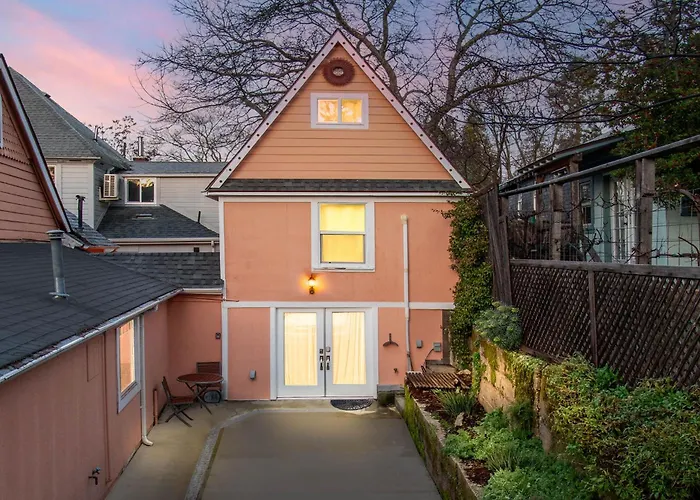 The Carriage House Chic Treetop Loft And Hot Tub