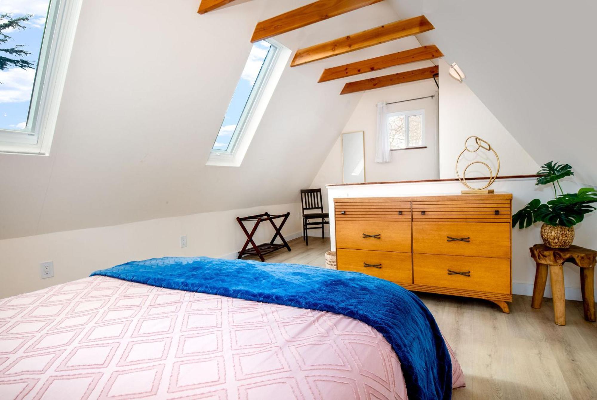 The Carriage House Chic Treetop Loft And Hot Tub * Grass Valley